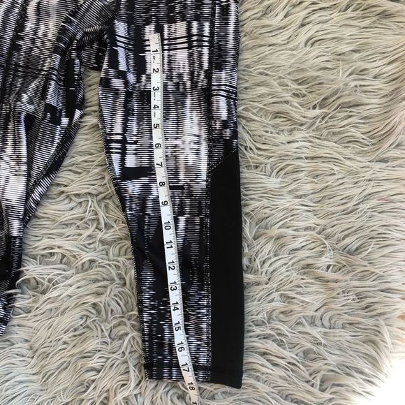 🔴 2 for $25 Adidas tech fit  women’s Capri leggings size XS - Picture 5 of 7